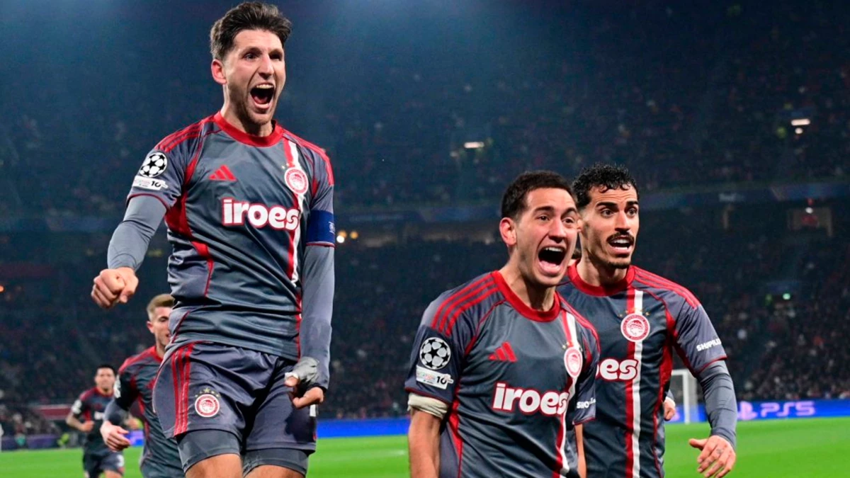 Hezze festeja su gol mientras sus compañeros gritan a sus flancos. foto: @olympiacosfc.