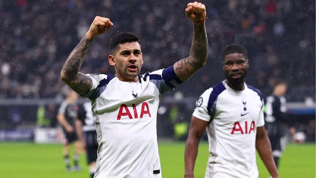 Cuti celebra la clasificación de los Spurs. foto: @spursofficial.