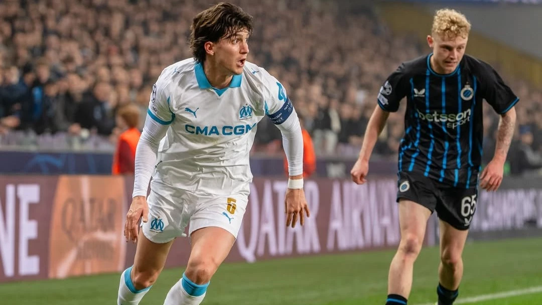 Balerdi busca salir del fondo durante la eliminación del Marsella en Champions. foto: @olympiquedemarseille.