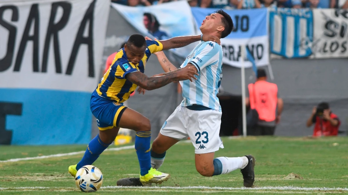 Foto: Raúl Ferrari - El colombiano Campaz fue el socio ideal de Di María gambeteando sobre un terreno en mal estado..