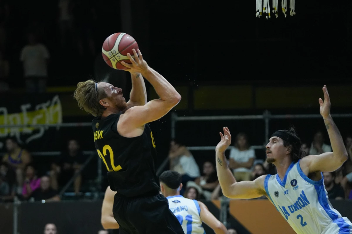 Foto: El escolta estadounidense Ty Sabin es una de las cartas de gol de Obras desde el perímetro.