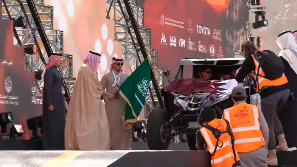 Sanz en el UTV 402 junto a su piloto qataría en la rampa y ya con la mira puesta en la Etapa 1 de este viernes | Foto: Imagen Video YT SAMF TV