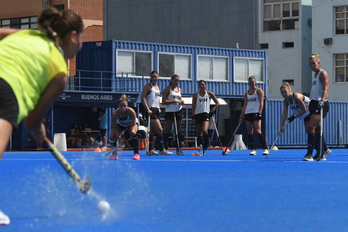 &nbsp;Las Leonas prueban a sus arqueras con diferentes jugadas. Foto: Daniel Dabove.