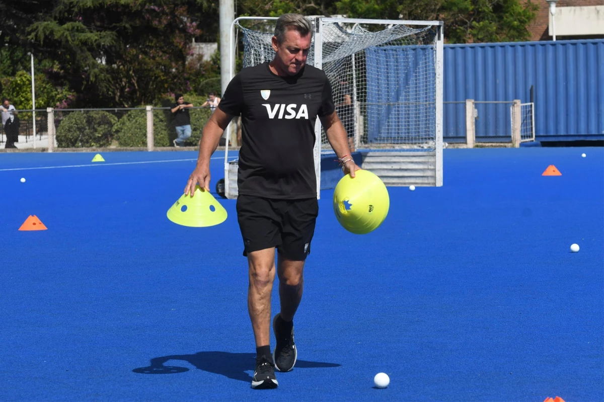 Ferrara trabaja en el entrenamiento de las chicas de Argentina. Foto: Daniel Dabove