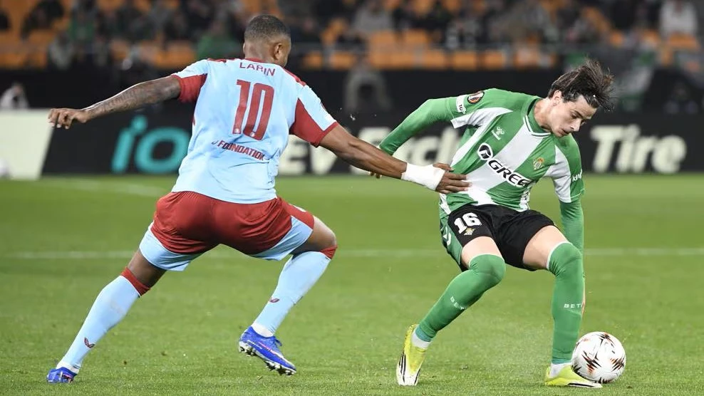 Valentín Gómez se lleva la pelota frente a un jugador del Feyenoord. foto: @uefa.