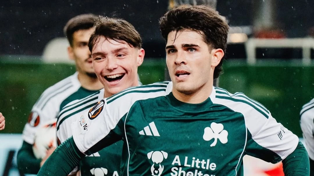 El ex Boca Taborda rodeado por sus compañeros tras el gol a la Roma. foto: @uefa