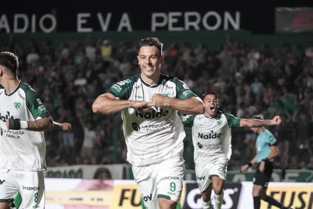 Churín celebra su gol de penal ante Banfield | FotoX@CASarmientoOf