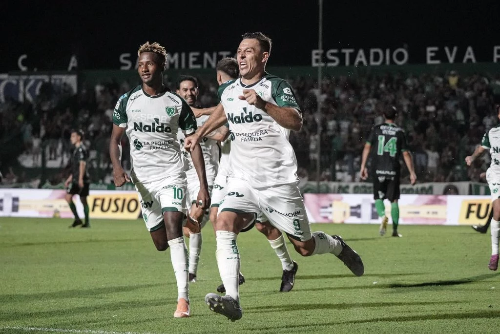 Churín le dio el triunfo a Sarmiento con su gol de penal sobre el final del primer tiempo | FotoX@CASarmientoOf