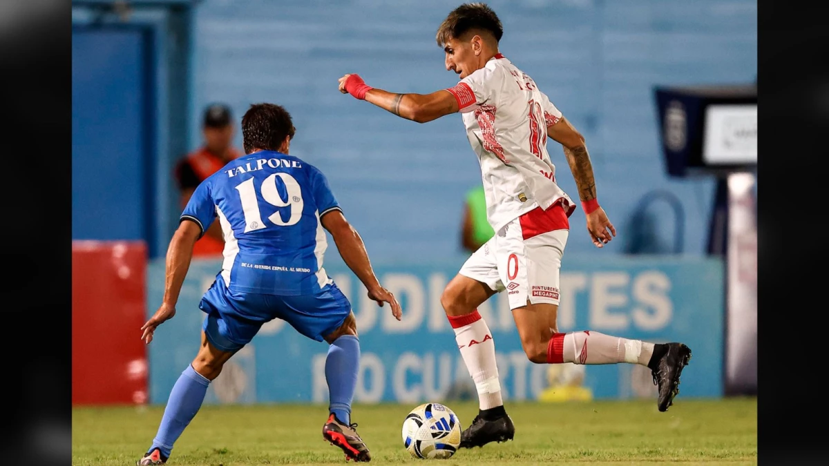 Foto: Alan Lescano de Argentinos encara a Nicolás Talpone de Estudiantes de Río Cuarto, que logró su primer punto en la “A”.