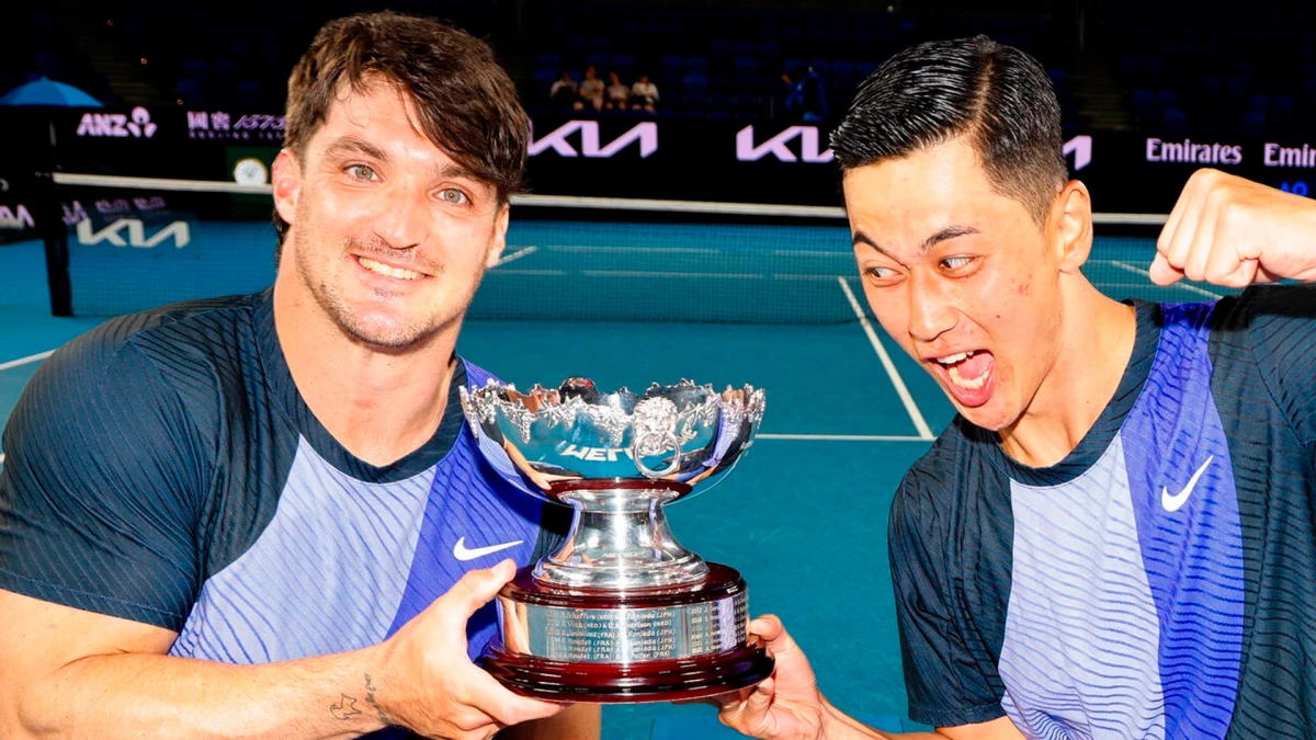 El festejo del argentino y el japonés con el trofeo del Abierto de Australia | Foto: X @ITFTennis