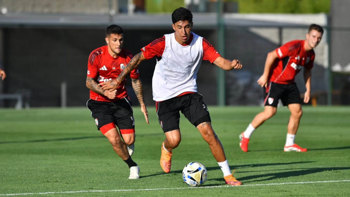 Foto: Prensa River. Bustos se recuperó de una molestia muscular y trabajo con pelota a la par del resto.
