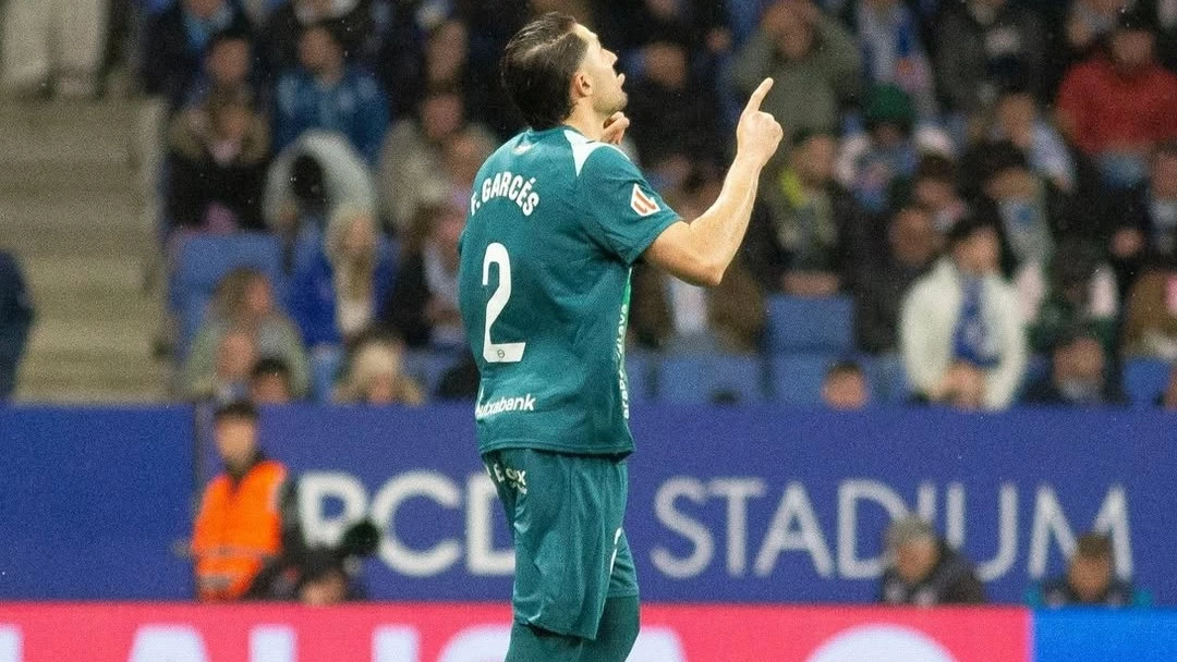 Facundo Garcés mira la cielo en su regreso a la actividad tras suspensión de FIFA. foto:@deportivoalaves.