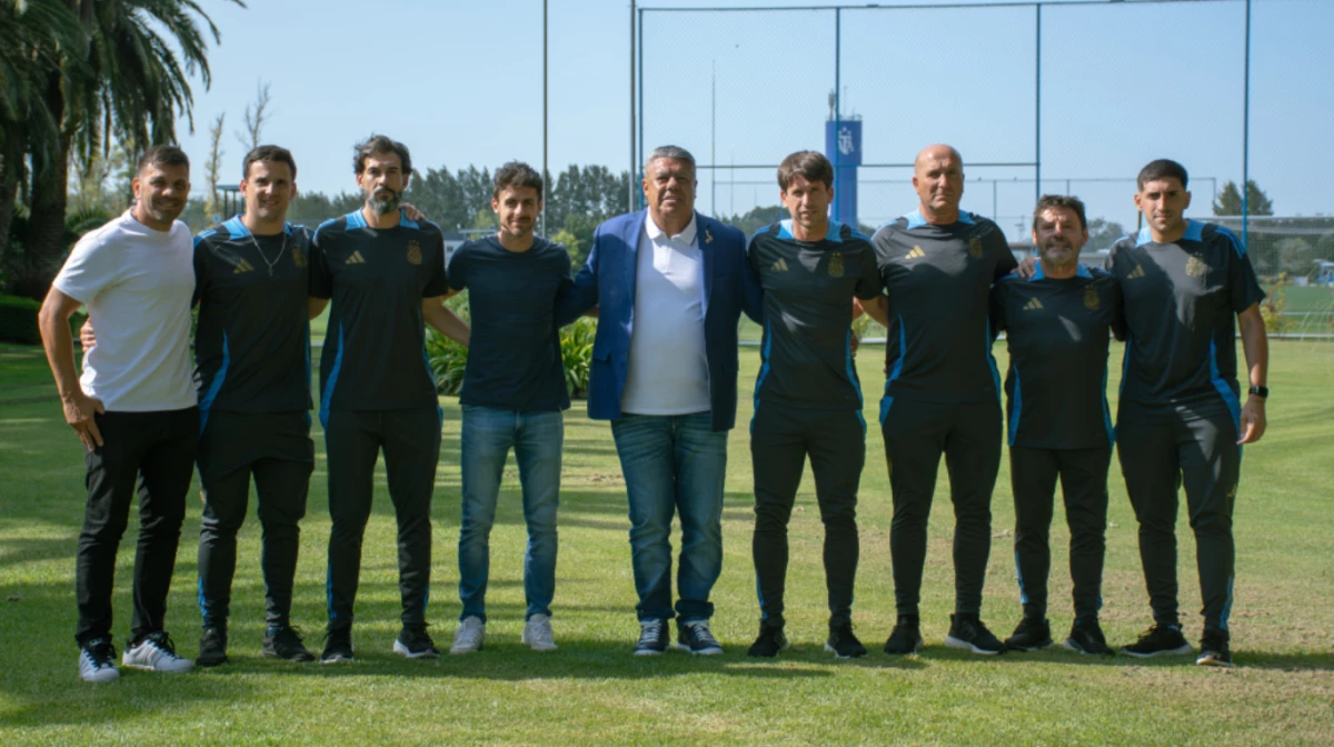 “Chiqui” Tapia posa junto a los técnicos de las diferentes selecciones nacionales (Foto: X@AFA).