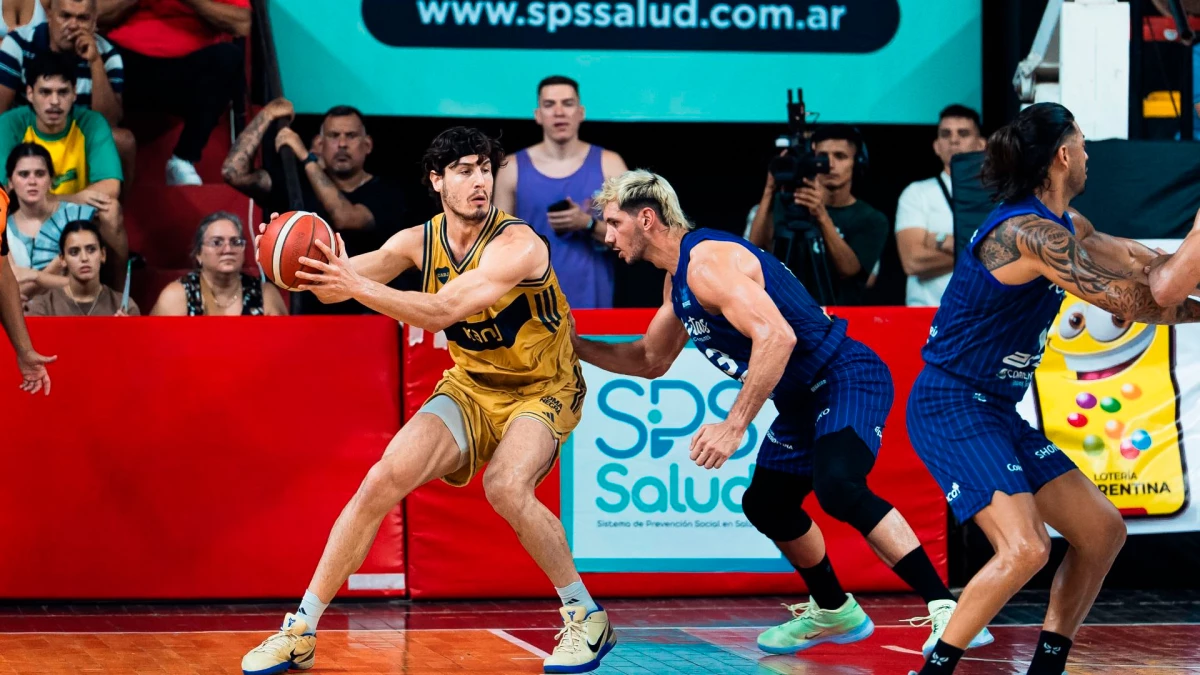 &nbsp;Francisco Cáffaro y Tayavek Gallizzi, duelo de titanes en el poste bajo | Foto: Prensa Regatas Corrientes