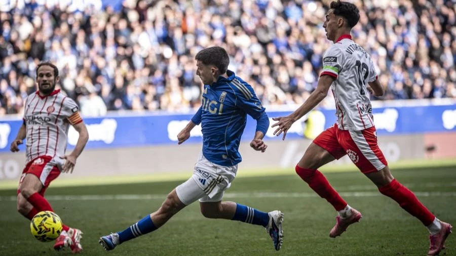 El ex Vélez Thiago Fernández sacándose defensores del Girona de encima. foto: @laliga.