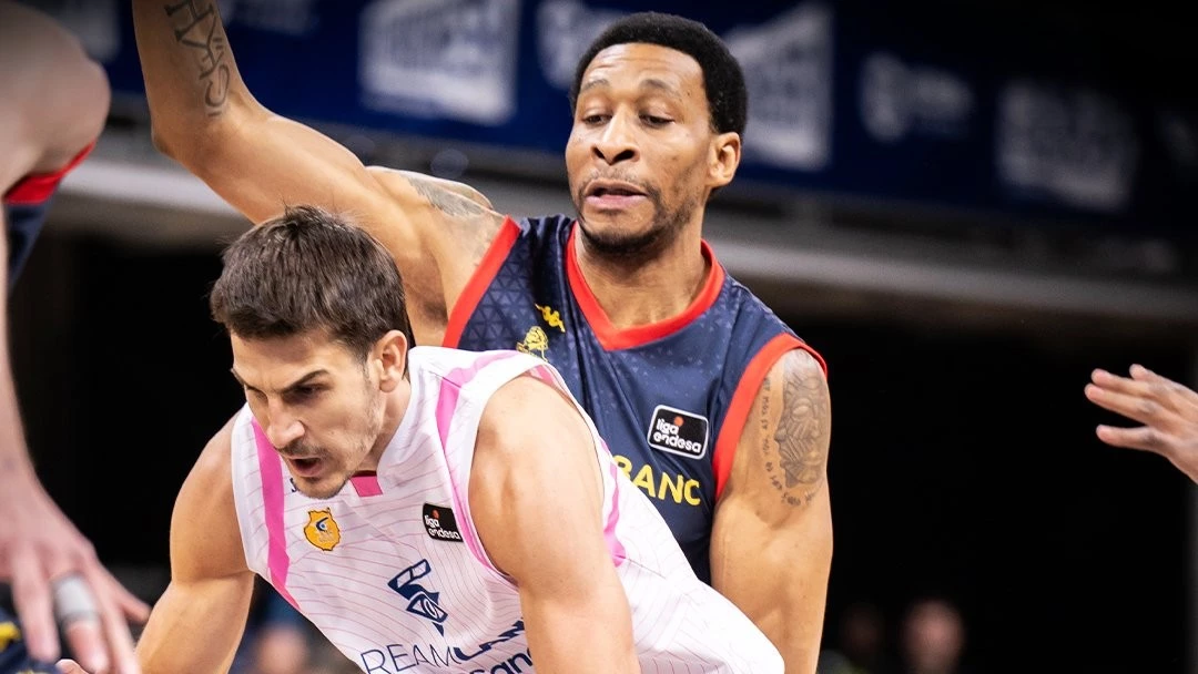 Foto:@GranCanariaCB. El santafesino Brussino y un discreto aporte en la derrota del Gran Canaria en Andorra