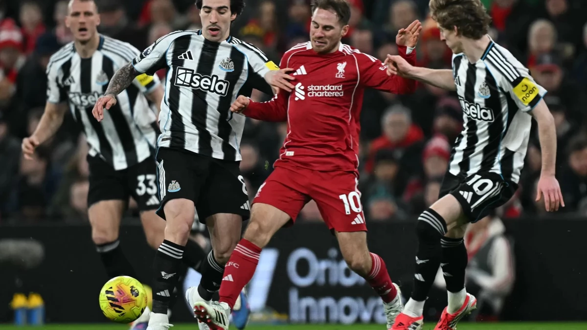 Alexis Mac Allister se lleva la pelota rodeado de rivales. foto: @liverpoolfc.
