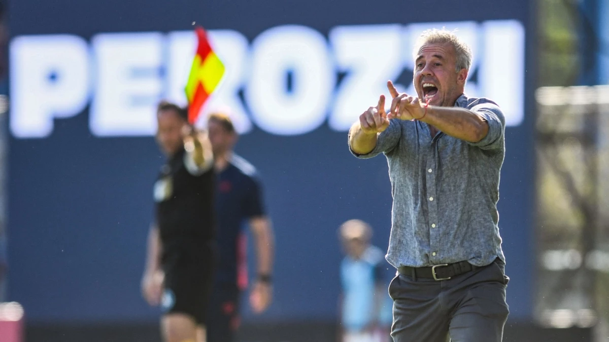 Foto: Eliana Obregón. Lucas Pusineri, técnico de Central Córdoba, pide que se junten sus jugadores. El Ferroviario no marcó tantos en tres partidos