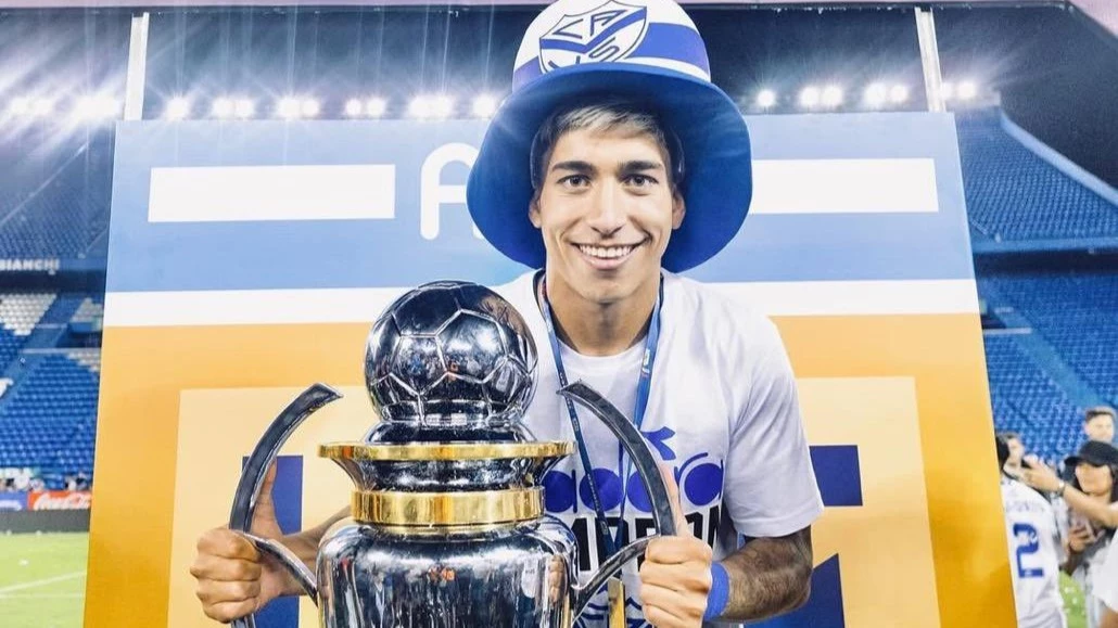 Foto:@Velez. El delantero Maher Carrizo hace las valijas y se marcha hacia el Ajax de Amsterdam