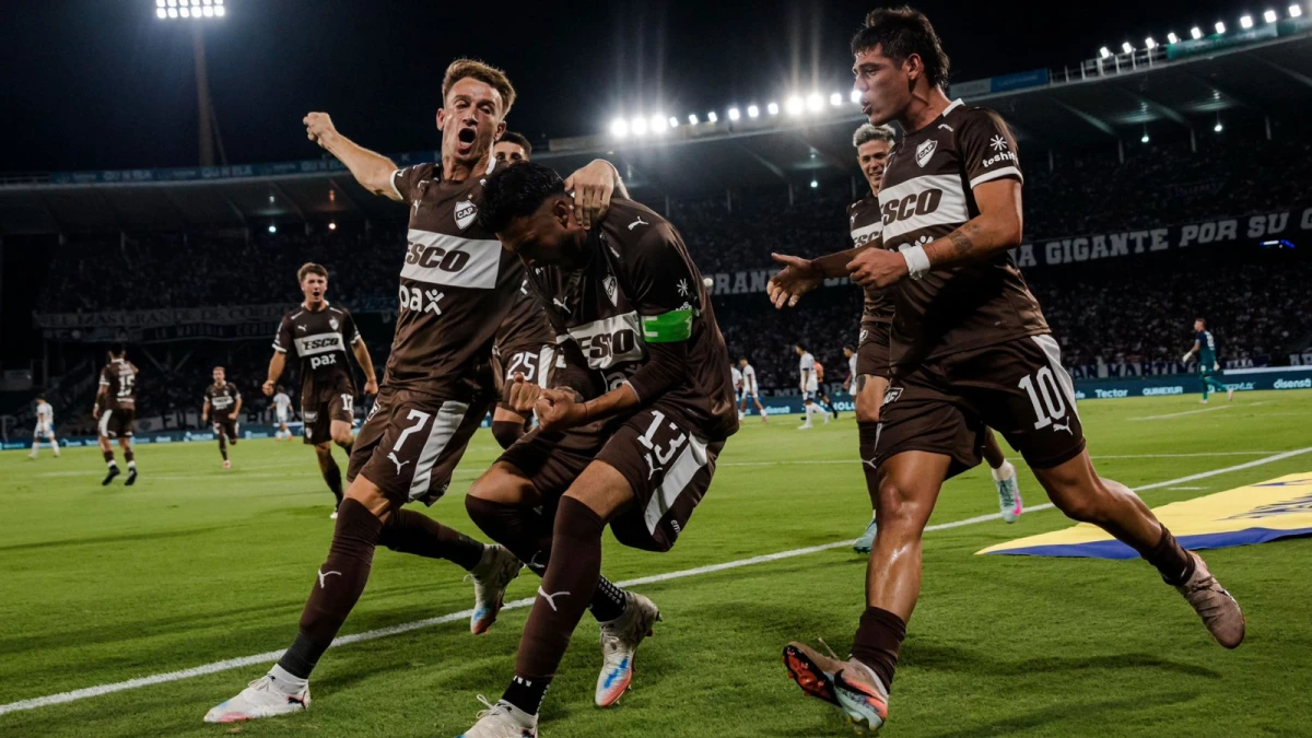 Foto:@caplatense. El Calamar metió un triunfo bárbaro en Córdoba y es uno de los líderes de la zona A