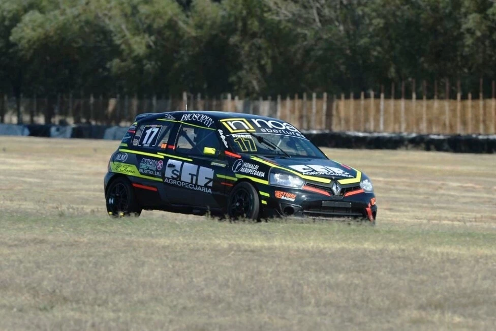 Foto:@TurismoPista. El jujeño Stieglitz sacó provecho de una penalización y ganó la clase 3 del Turismo Pista en La Plata