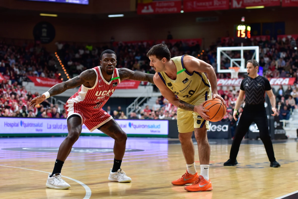 Foto:@FCBbasket. El bonaerense Laprovíttola tuvo un gran partido en Barcelona, que perdiò con lo justo