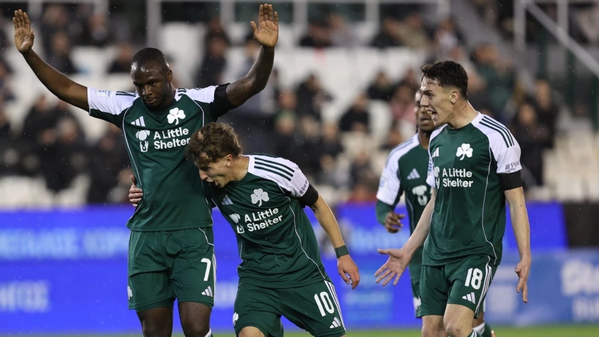 Foto:@Green_Glory22. El argentino Andino (centro) tuvo un muy buen debut en Panathinaikos