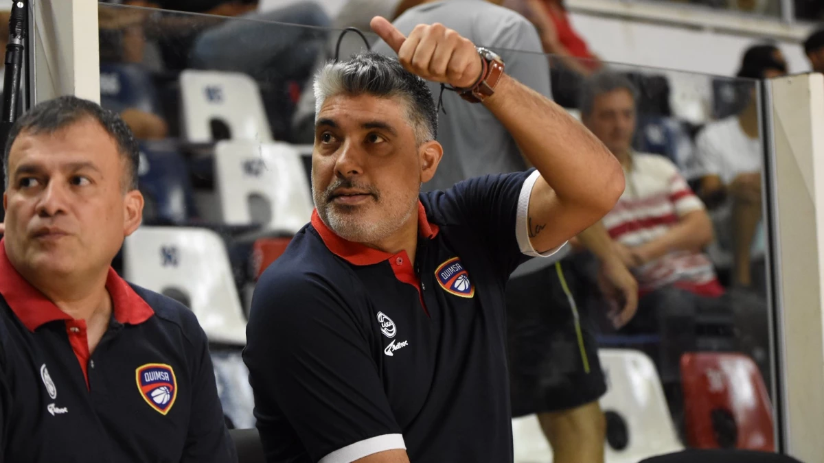 Foto:@AAQuimsa. En el estreno de Lucas Victoriano como entrenador, la victoria de la Fusión santiagueña fue por demás amplia: 89-66 a Peñarol de Mar del Plata