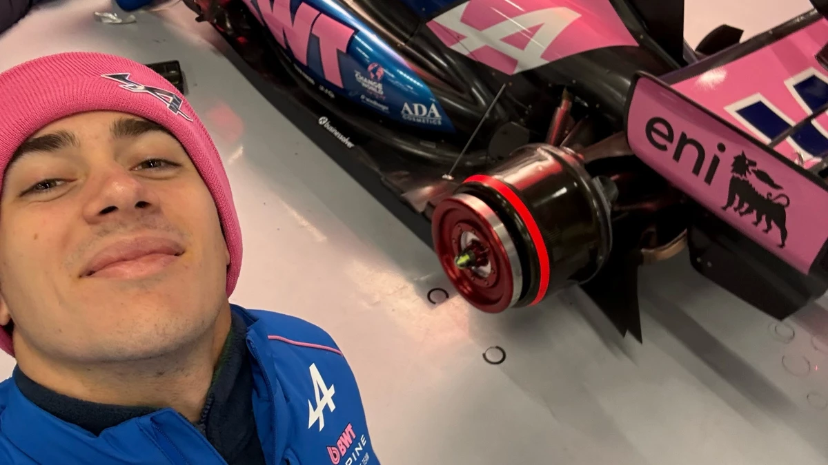 Franco Colapinto, junto a su nuevo A526, con el que competirá esta temporada en la Fórmula 1. (Foto: @AlpineF1Team)