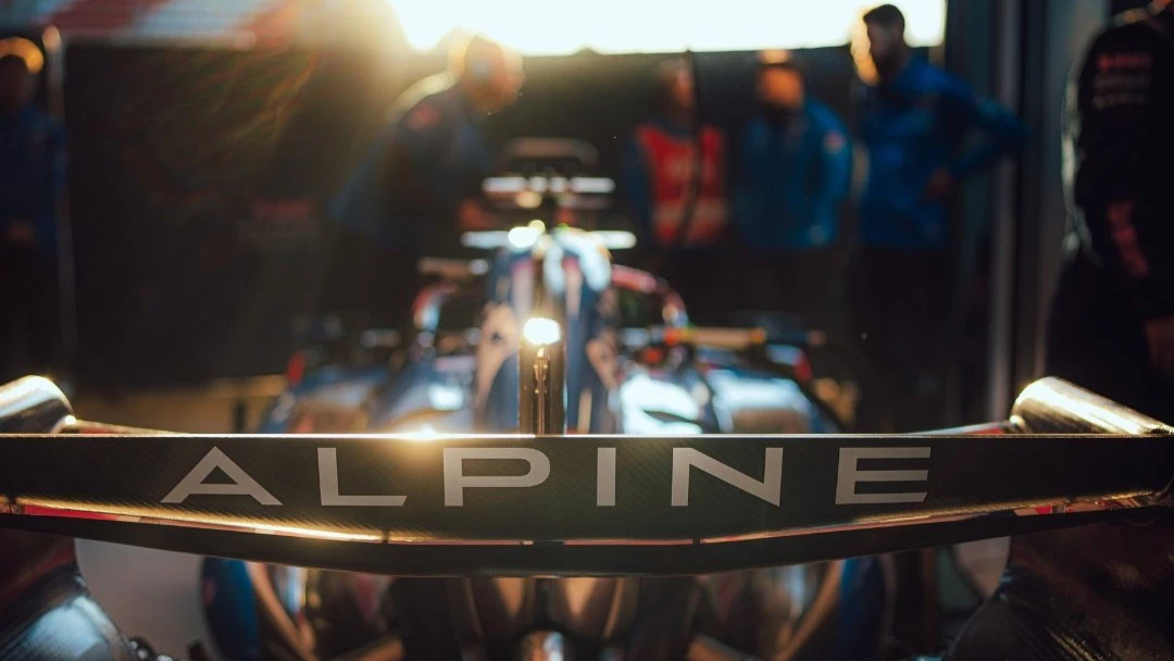 Los ingenieros trabajan en la preparación del nuevo A526 de Alpine. (Foto: @AlpineF1Team)