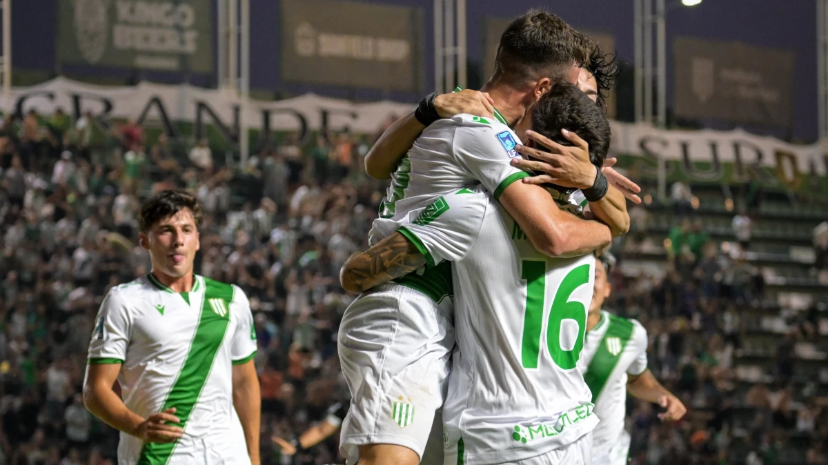 Foto:@CAB_oficial. Festejo absoluto por el gol de Méndez que representó la victoria del Taladro