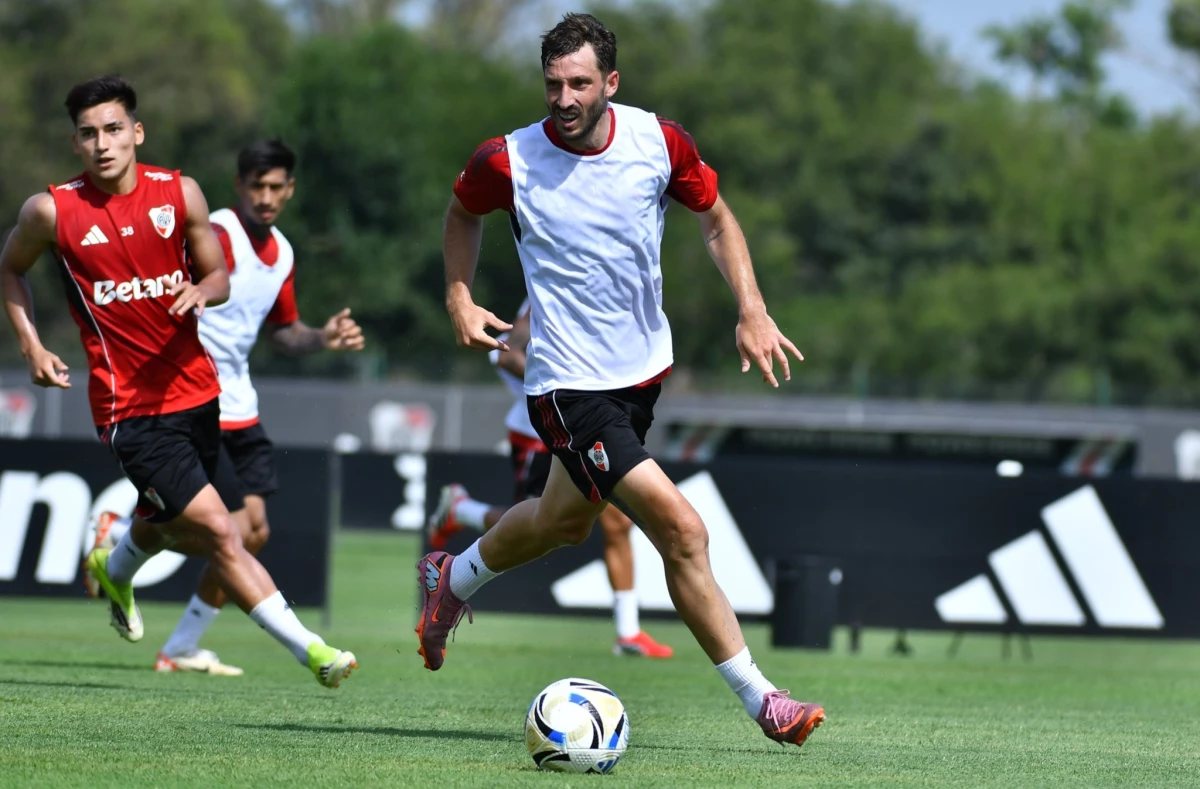 Foto: Prensa River. Luego de cumplir la fecha de susensión, Matías Viña vuelve al lateral y Riveró a la zaga central por Paulo Díaz.&nbsp;