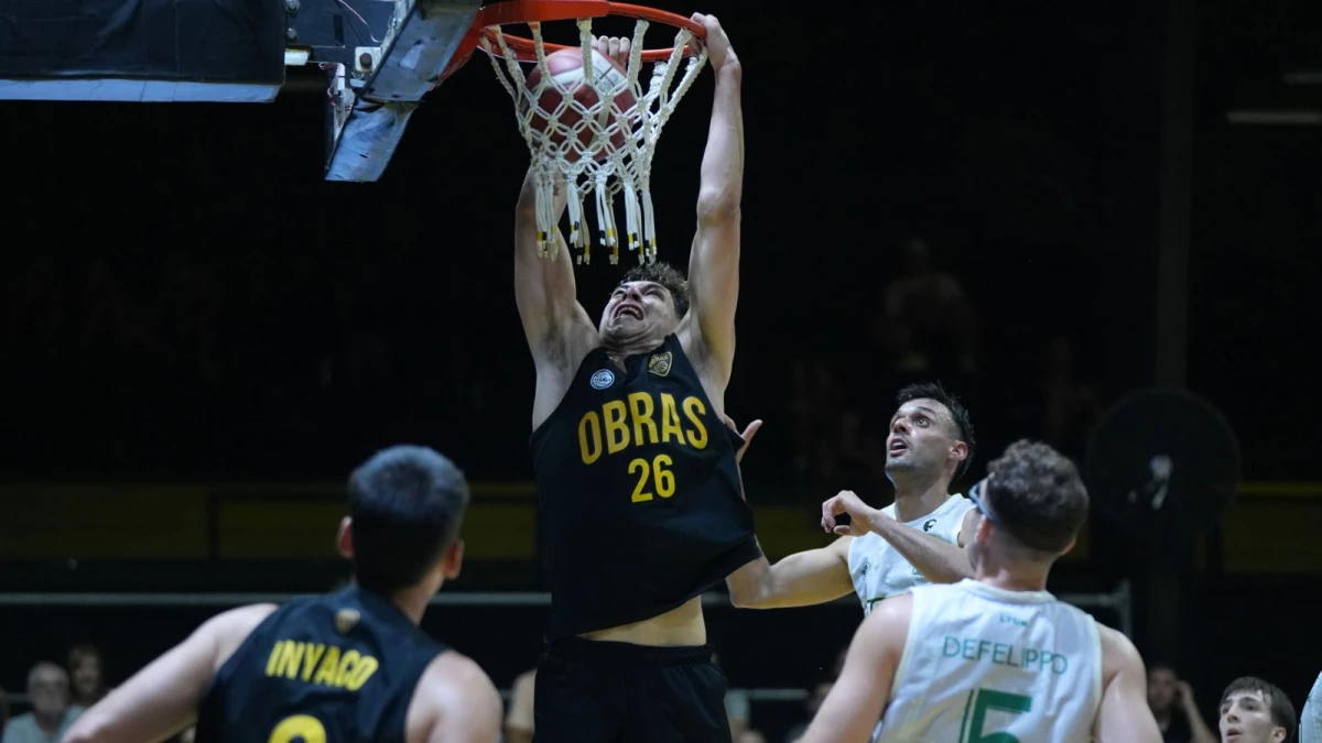Foto:Prensa Obras. Joaquín López convierte para el equipo local. La victoria de Obras sobre Ferro (110-103) se cristalizó en una reacción en el último cuarto.&nbsp;