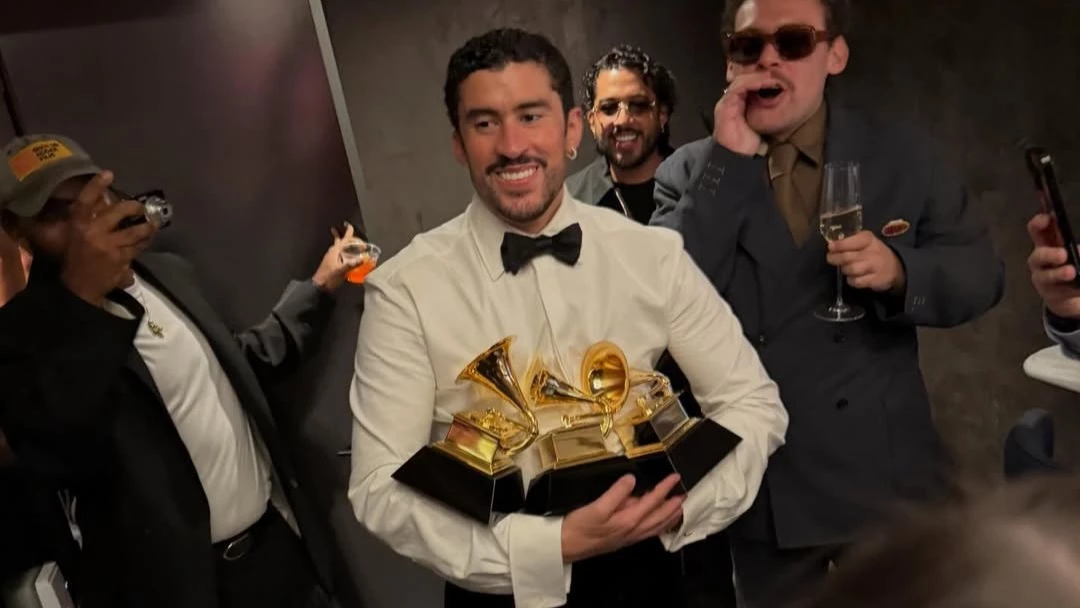 Bad Bunny, ganador de múltiples premios Grammy, hará el show del entretiempo.