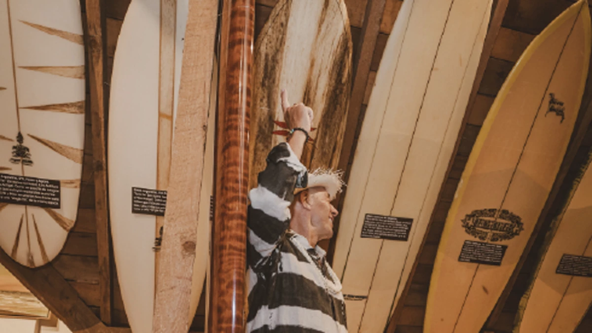 Fernando Aguerre &nbsp;y algunas de las 144 tablas que ya tiene en el museo | | Foto: Prensa&nbsp;