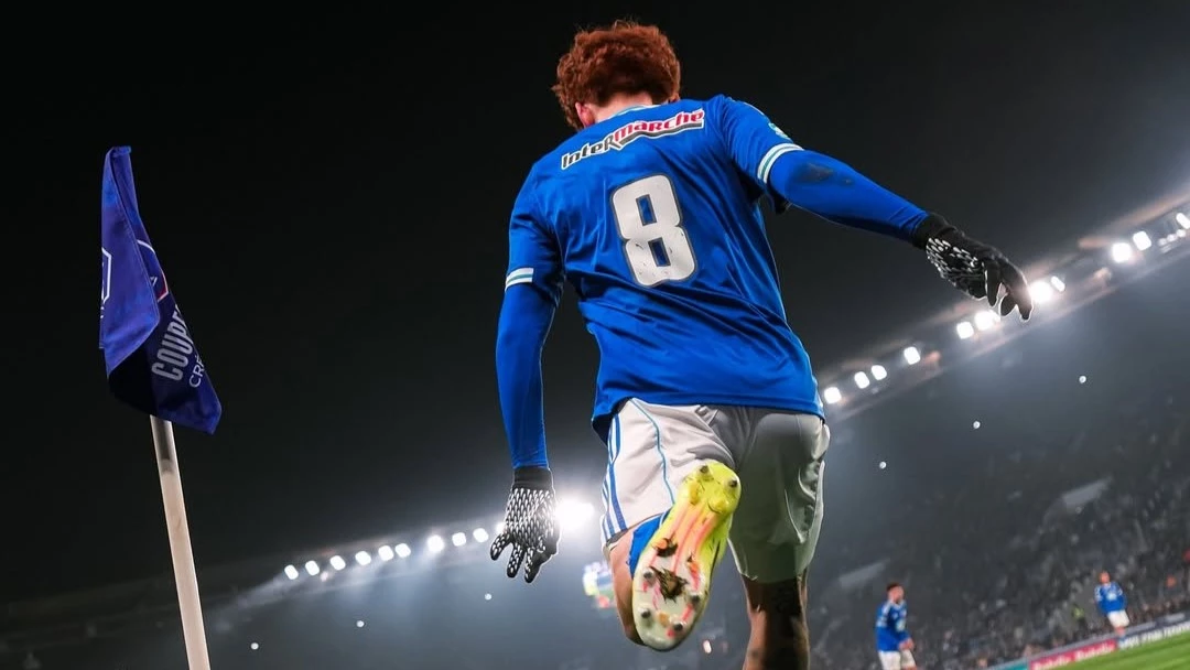 Colo Barco ejecuta un tiro de esquina en la victoria ante Mónaco por Copa de Francia. foto: @rcsa.