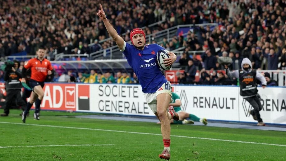 Foto: &nbsp;el wing Louis Bielle-Biarrey abrió con un try el camino para la categórica victoria de Francia en el inicio del Seis Naciones