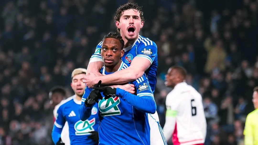 Panichelli se cuelga del cuello del marfileño Godo, al que asistió en el primer gol. foto: @rcsa.