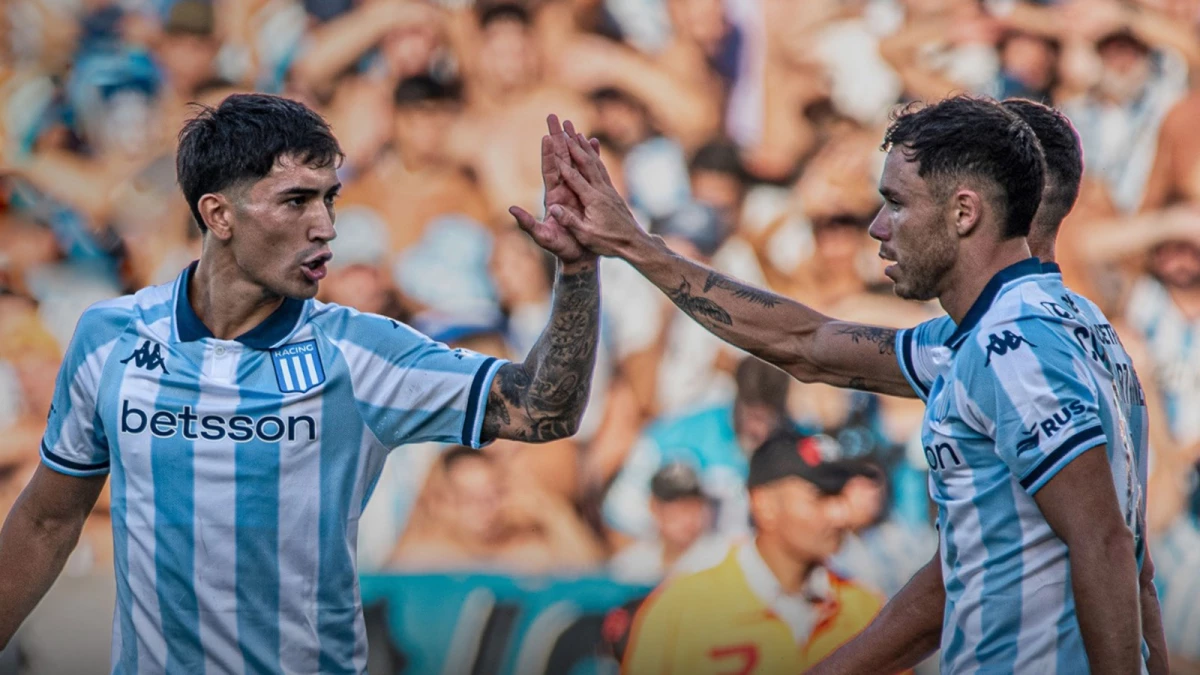 Foto:@RacingClub. Festejo del segundo gol de Racing, convertido por Solari (izquierda). La Academia consiguió su primer triunfo en el Apertura