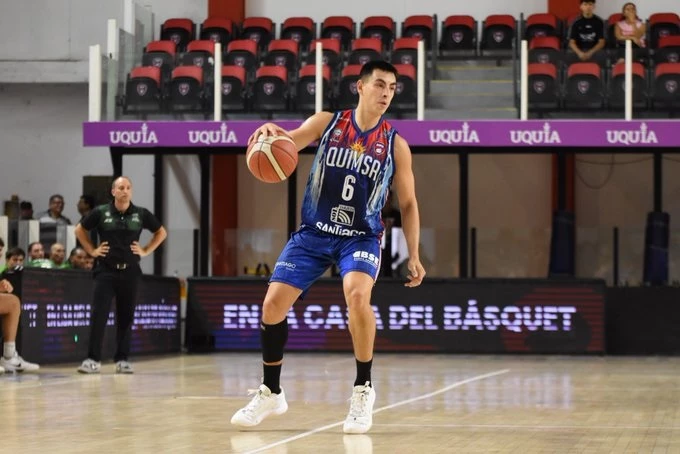 Foto:@AAQuimsa. El base Diego Figueredo maneja la bola. Buen triunfo de Quimsa