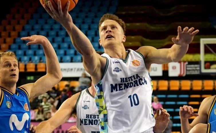 Foto:@BasquetMenorca. El santafesino Zurbriggen concretó doble-doble (15 puntos y 13 rebotes) para la victoria del Menorca