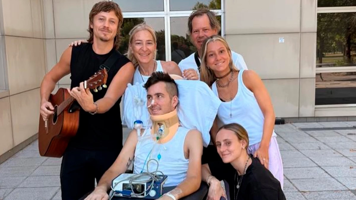 Juan Cruz Yacopini y una foto de familia, de esperanza y vida en su rehabilitación tras el accidente que tuvo en su Mendoza natal | Foto: IG @juanxyacopini