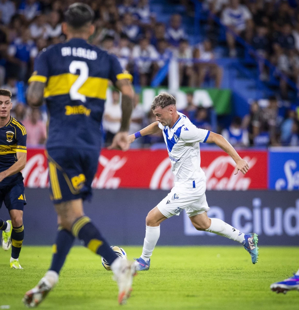 El extremo Matías Pellegrini, autor de un doblete, resultó decisivo para la victoria de Vélez ante Boca en el estadio José Amalfitani. Foto: “X” de Vélez Sarsfield (@Velez).