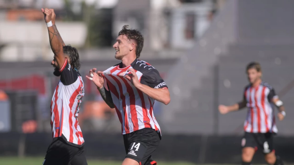 Foto: Julián Álvarez. Kevin Jappert festeja su gol que abrió el camino de la victoria de Barracas ante Gimnasia