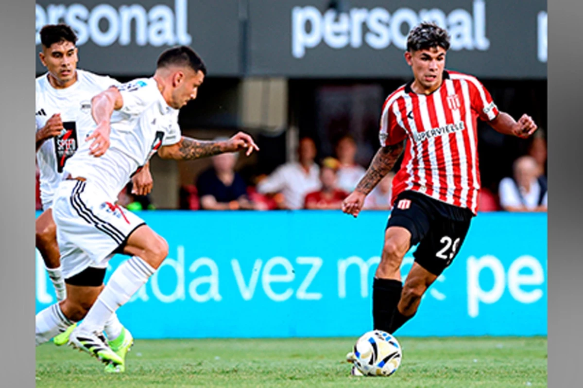 Foto:@LigaAFA. Fabricio Pérez maneja el balón ante la marca rival. Ganó el Pincha y sigue invicto en el Apertura