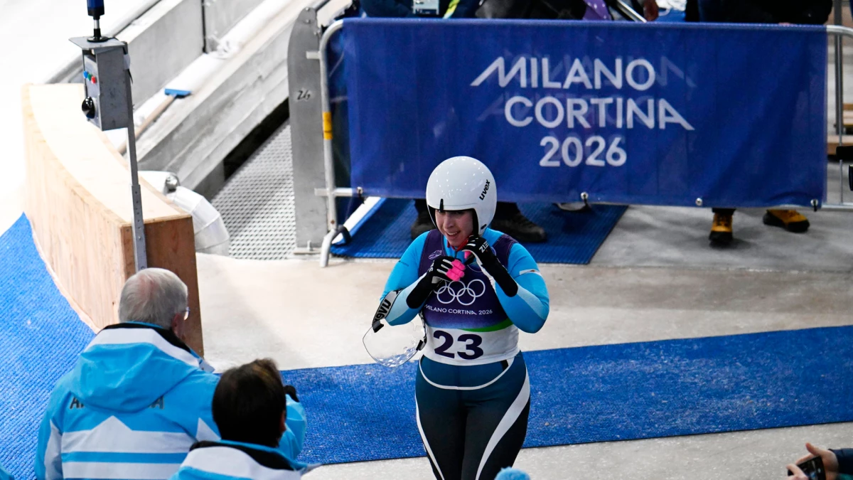 Verónica Ravenna baja del trineo y se acerca a su equipo argentino en su primera jornada de competencia en Milano Cortina 2026 | Foto: X @PrensaCOA