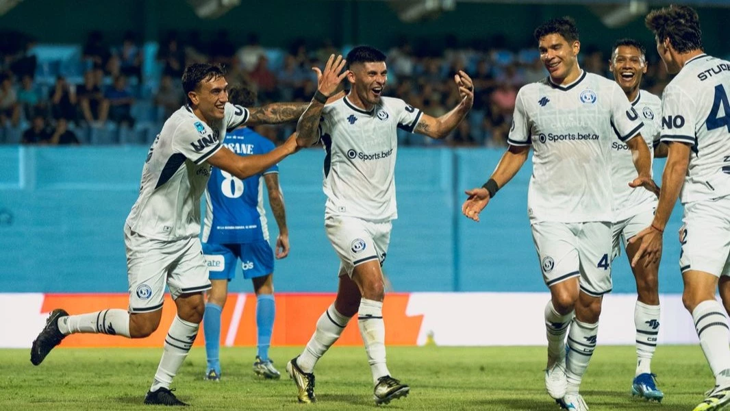 Foto:@CSIRoficial. El cabezazo de Studer pegó en Antonini y se tradujo en el único gol de Independiente Rivadavia Mendoza, equipo que lidera la zona B con puntaje ideal