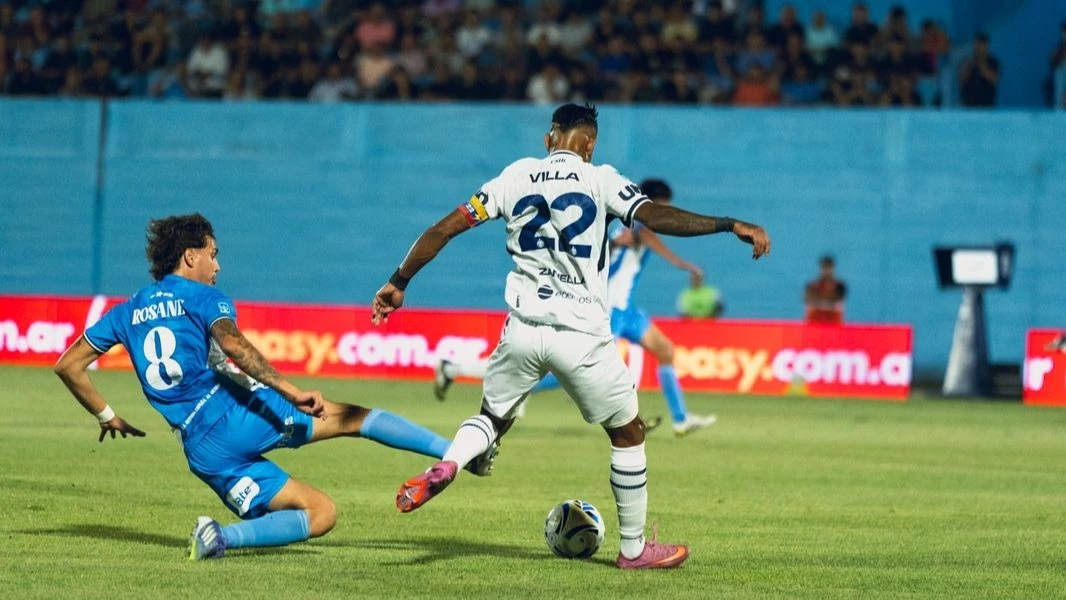 Foto:@CSIRoficial. El colombiano Villa fue de lo más peligroso que mostró el conjunto del DT Berti