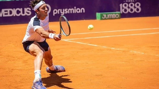 El argentino Etcheverry jugará por los cuartos de final este viernes en el Argentina Open. Foto: @ATPours_ES