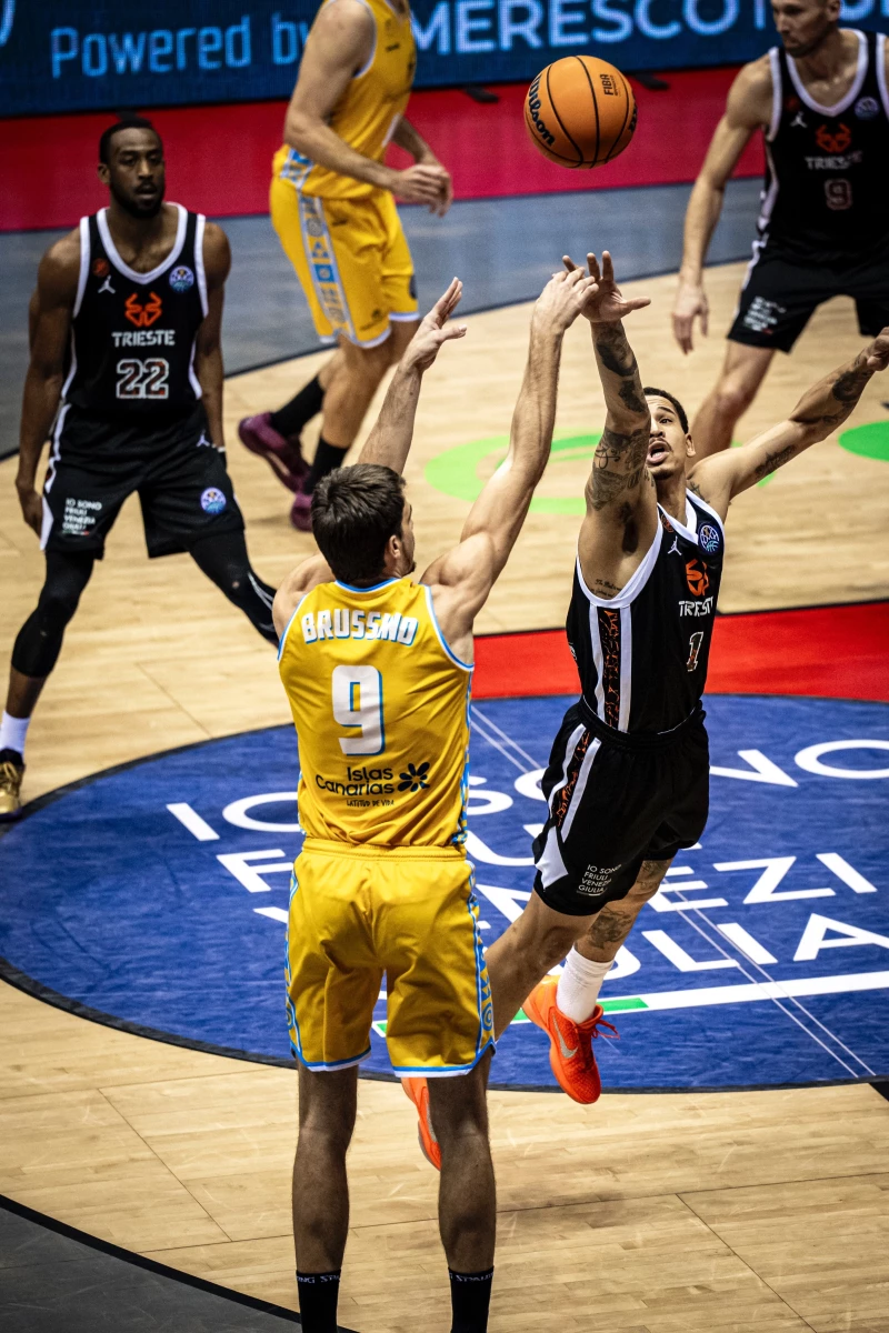 Foto:@GranCanariaCB. El argentino Brussino anotó 15 puntos, tomó 5 rebotes y entregó 5 asistencias en el Gran Canaria que ganó en Italia